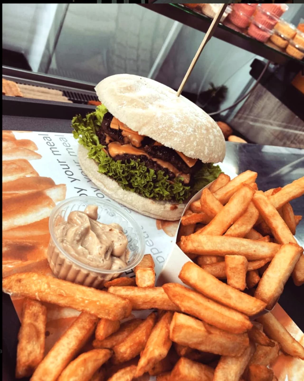 Burger, frites et sauce servis chez Lesve ta frite