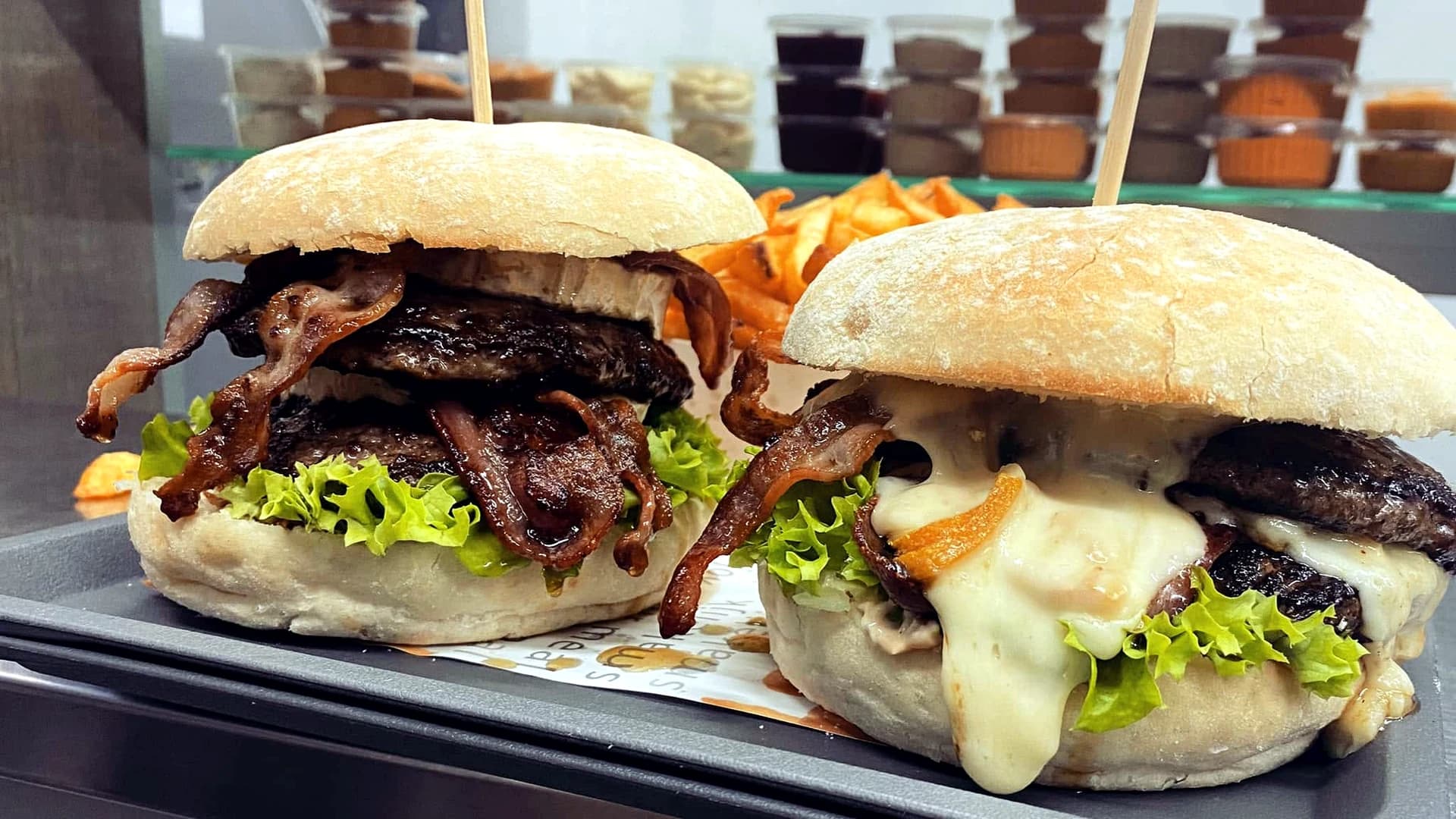 Deux burgers généreux servis chez Lesve ta frite