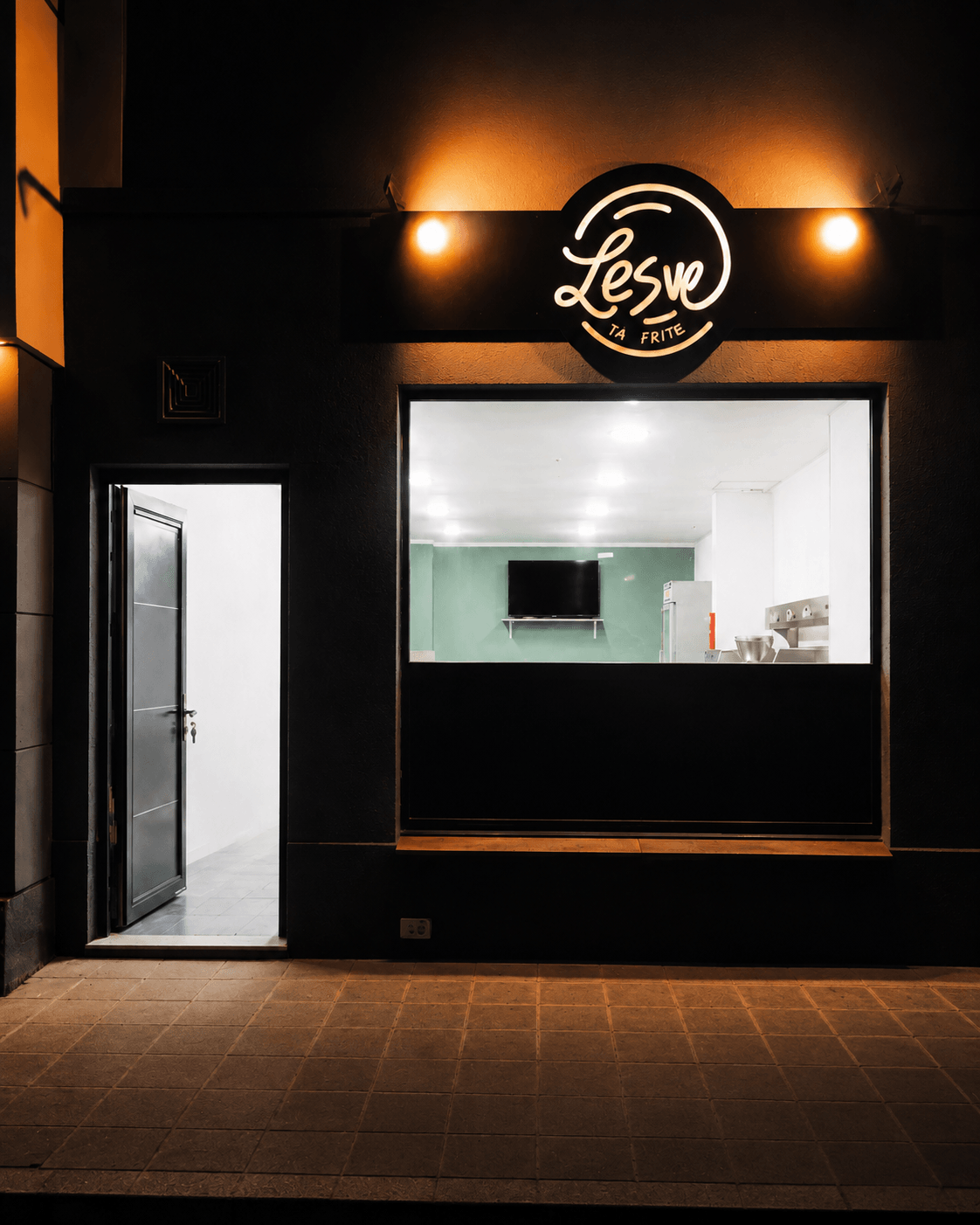 La façade de Lesve ta frite, Rue du Centre à Lesve